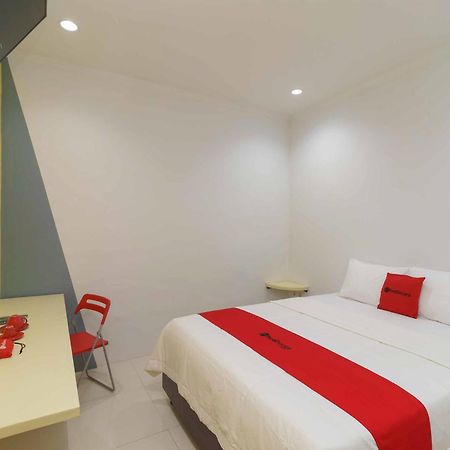 Reddoorz At Taman Galaxy Bekasi Hotel Exterior photo