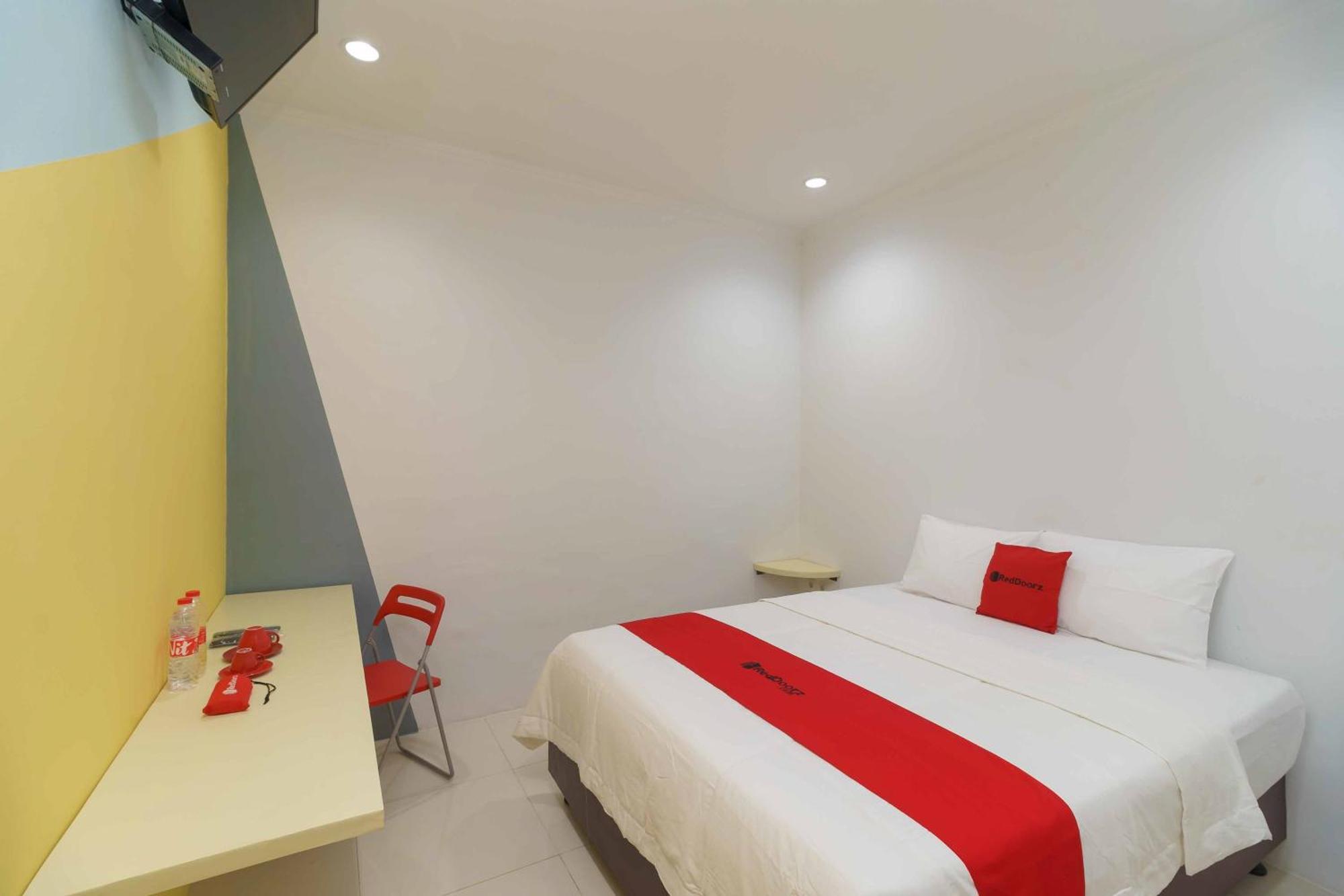 Reddoorz At Taman Galaxy Bekasi Hotel Exterior photo