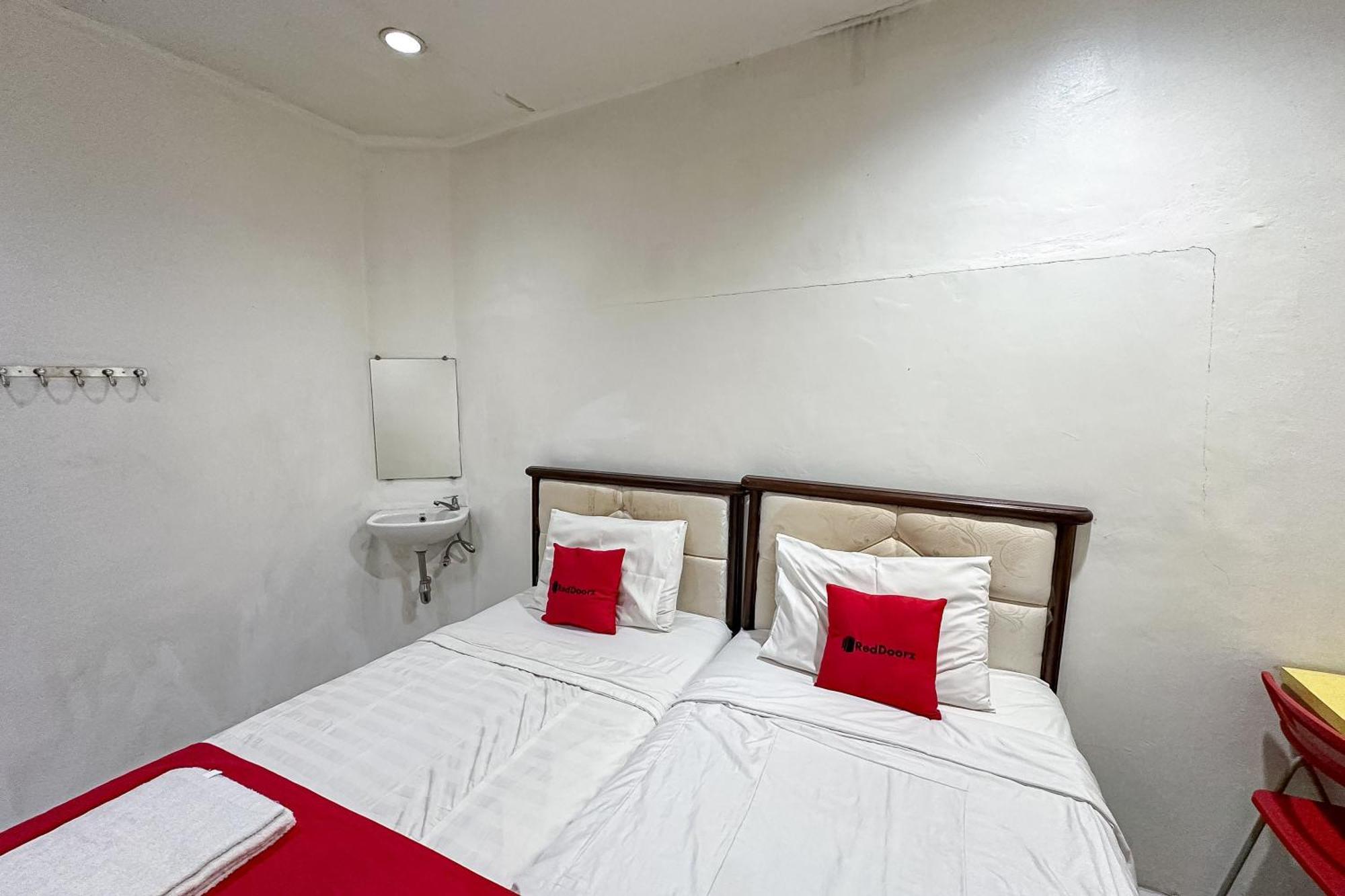 Reddoorz At Taman Galaxy Bekasi Hotel Exterior photo