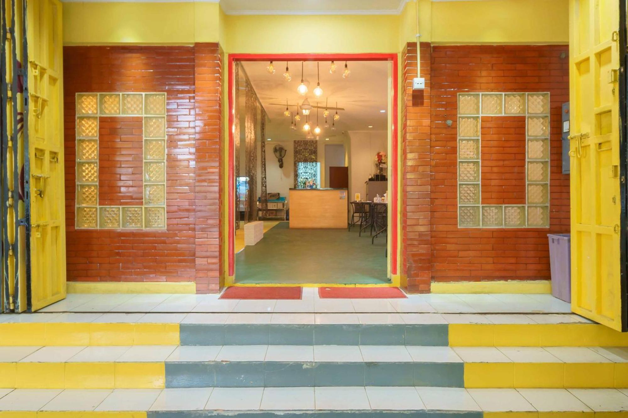 Reddoorz At Taman Galaxy Bekasi Hotel Exterior photo